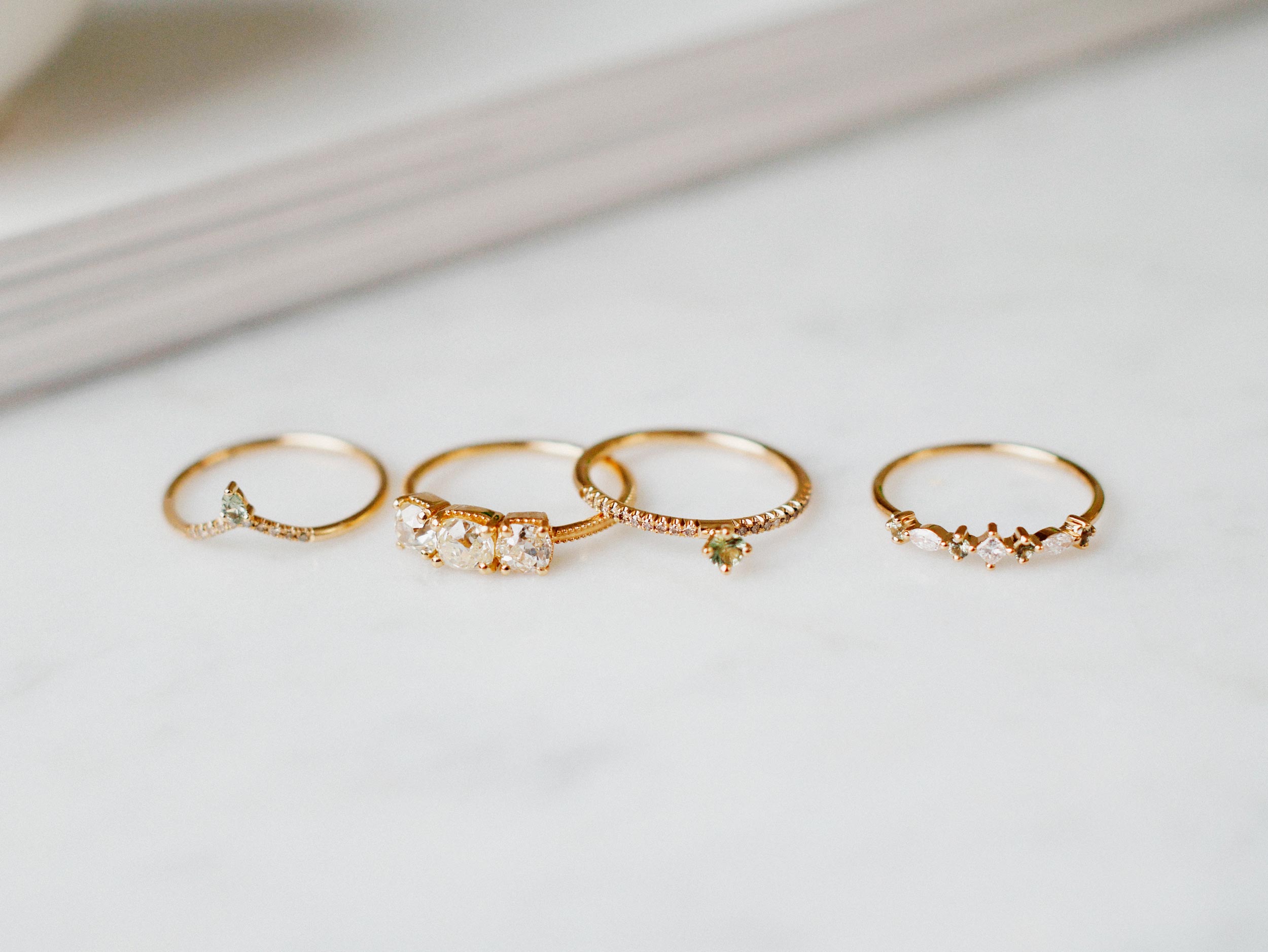 Trinity ring med antikdiamanter och blandade ringar med olivgröna safirer och diamanter