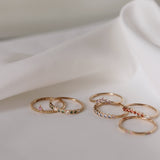 Inre Frid - Three Dots Spread Around Ring med gröna turmaliner och rosa safirer