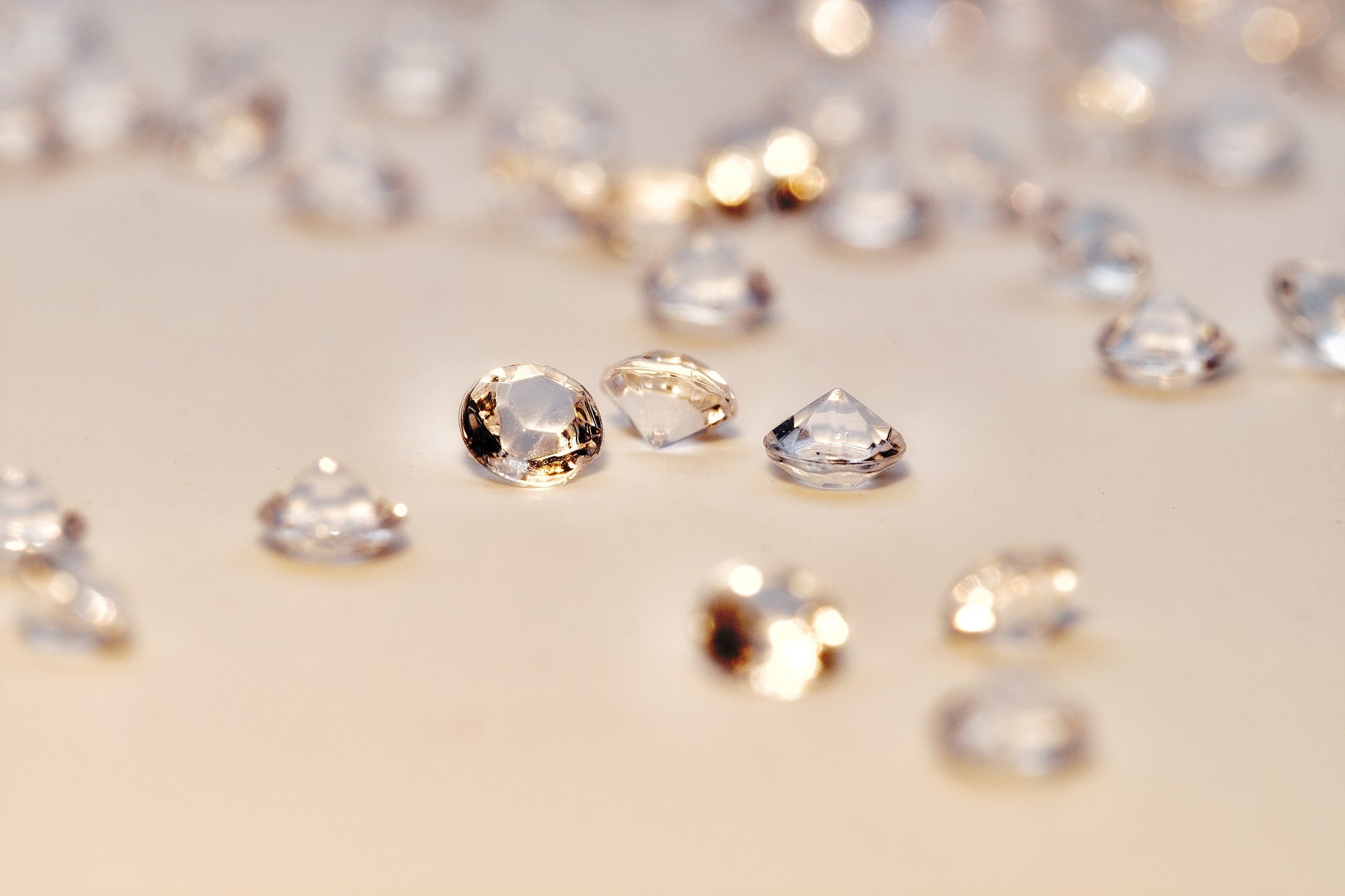 Vad är bäst - naturliga diamanter eller labbodlade diamanter? 