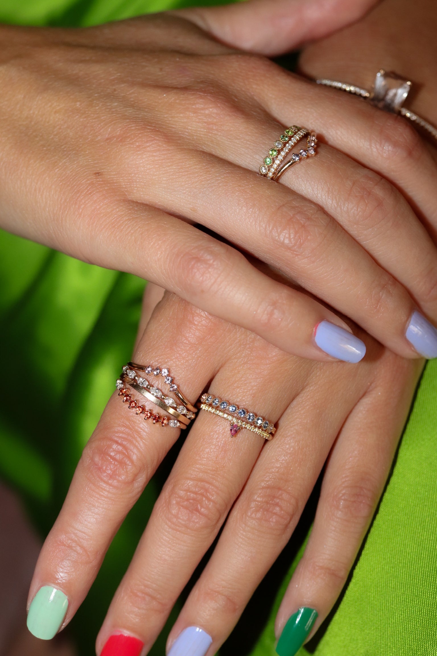 Harmoni - Astrid Vintage Diamond Band med gröna turmaliner och diamanter
