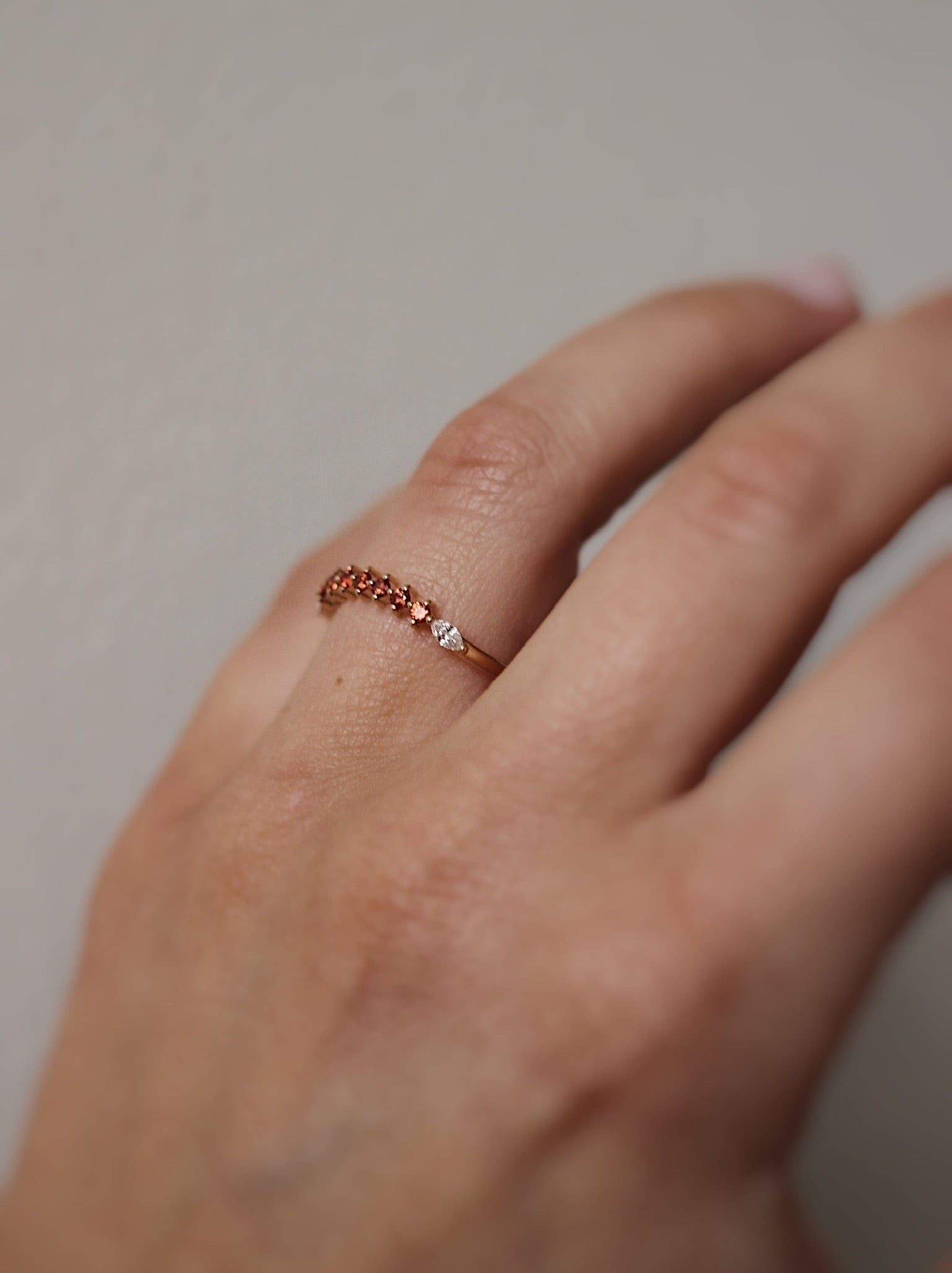 Kreativitet - Idun Curved Diamond Band med terrakottasafirer