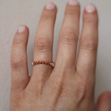 Kreativitet - Idun Curved Diamond Band med terrakottasafirer