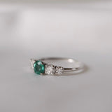 Elise Ring med Smaragd och Sidodiamanter (ca 1.0 CT)