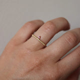 Glädje & Styrka - Lily Tiny Diamond Drop Ring med rosa safirdroppe och gula safirer