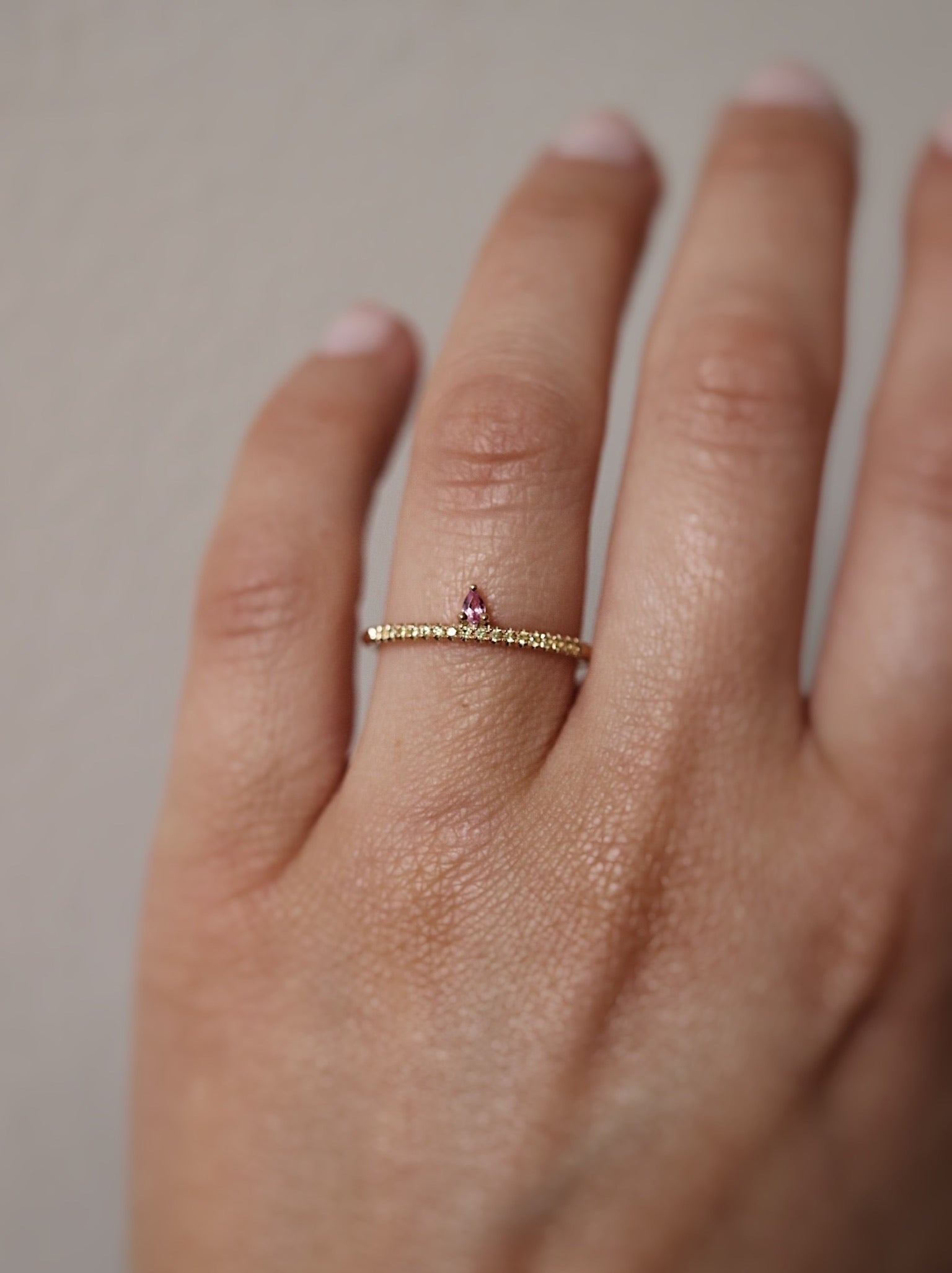 Glädje & Styrka - Lily Tiny Diamond Drop Ring med rosa safirdroppe och gula safirer